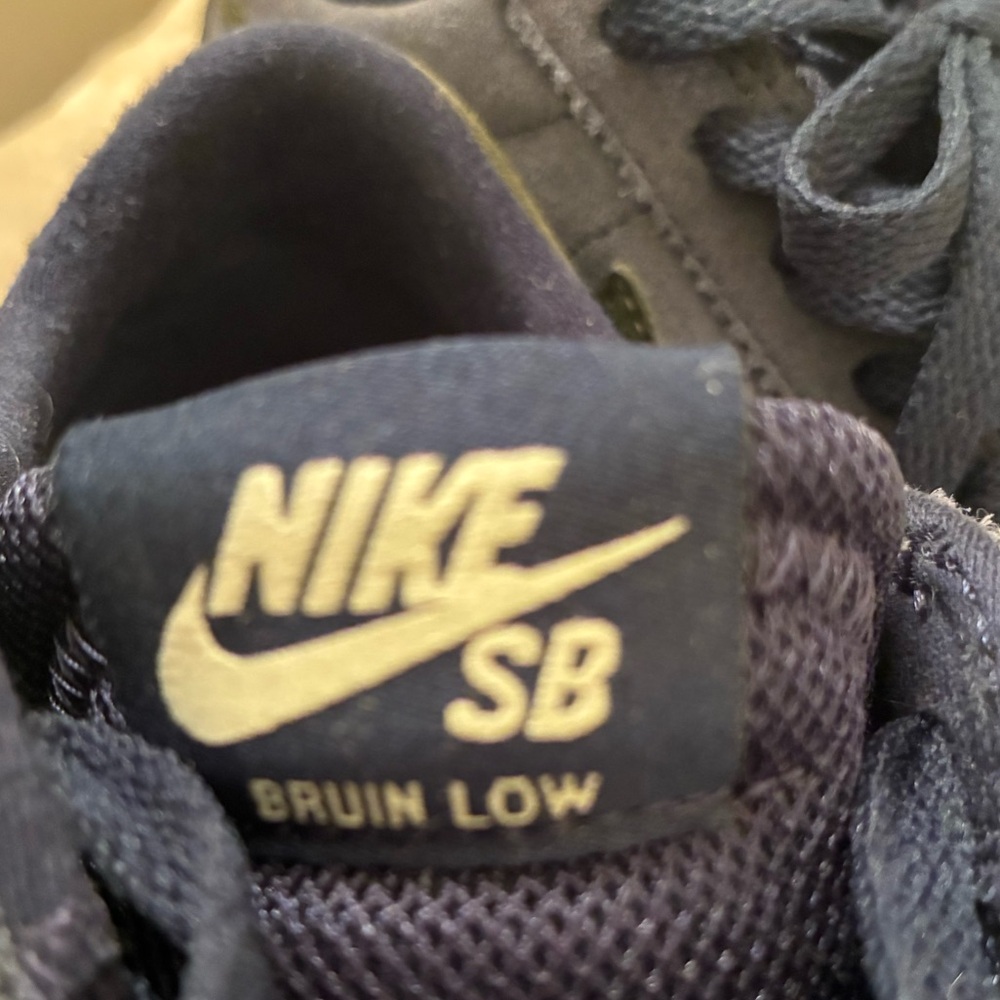NIKE SB BRUIN LOW NAVY SUEDE WITH BLACK LOHO - EUC - Picture 3 of 6